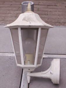 gebrauchte weiße Wand Außenlampe