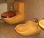 gebrauchte gelbe Toilette und Bidet