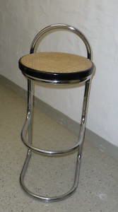 einzelner gebrauchter Leder Barhocker