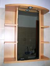 gebrauchter Badezimmer-Schrank