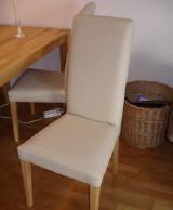 gebrauchter Tisch mit 4 weiße Stühle