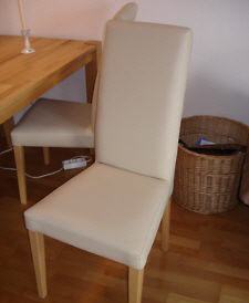 gebrauchter Tisch mit 4 weiße Stühle
