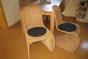 gebrauchter Tisch mit 6 Korbstühle