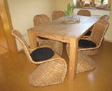 gebrauchter Tisch mit 6 Korbstühlen