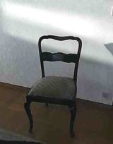 schwarzer Tisch mit 4 günstige Stühle