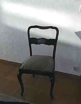 schwarzer Tisch mit 4 günstige Stühle