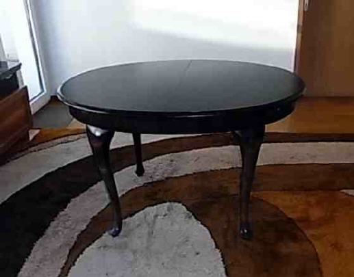 gebrauchter schwarzer Tisch mit 4 Stühle