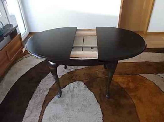 gebrauchter schwarzer Tisch mit 4 Stühle