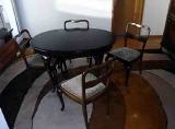 schwarzer Tisch mit 4 Stühlen