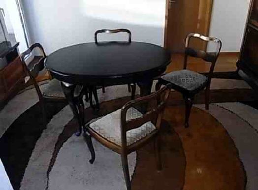 schwarzer Tisch mit 4 Stühlen