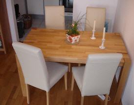 Tisch mit 4 gebrauchten weißen Leder Stühle