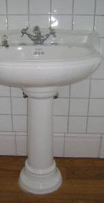 gebrauchtes Standwaschbecken mit Armaturen