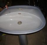 Handwaschbecken mit verkleidetem Abfluß