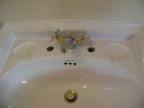 Handwaschbecken mit Armaturen