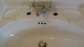Handwaschbecken mit Armaturen