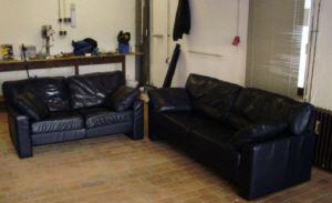 gebrauchte schwarze Ledercouch