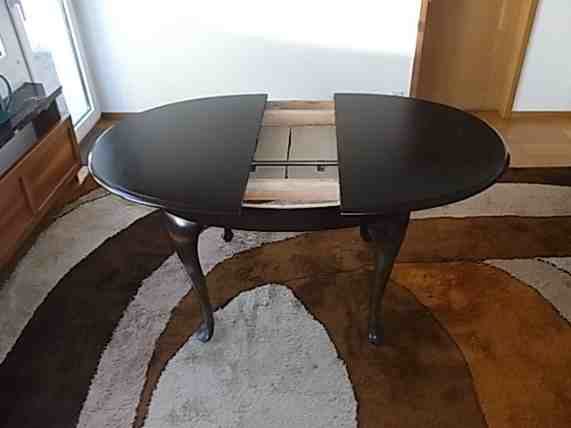 gebrauchter schwarzer Tisch mit 4 Stühle